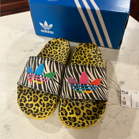 Size 4 Adidas Original Big KidsSize Adilette Lite Slides Animal Print - Picture 2 of 4